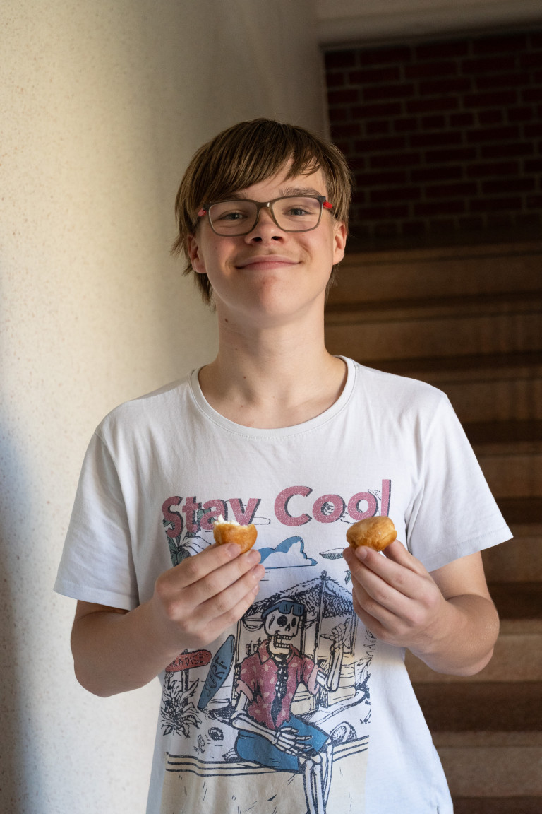 Junger Mann mit Gebäck in Seifhennersdorf, 26.07.2008 Junger Mann mit Brille in Seifhennersdorf hält Gebäck und trägt ein Stay Cool T-Shirt