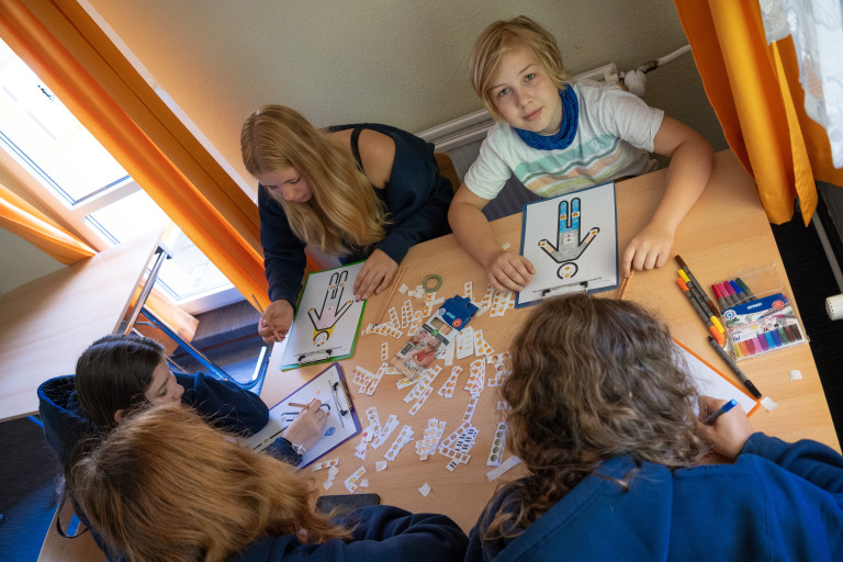 Kinder gestalten Bastelarbeiten im Ferienfreizeit-Zentrum Seifhennersdorf Kinder beim kreativen Basteln im Ferienfreizeit-Zentrum Seifhennersdorf