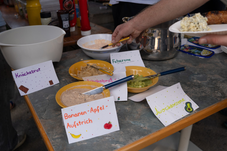 Brotaufstriche und Dips beim Event in Seifhennersdorf – Bananen-Apfel-Aufstrich, Schokobrot, Fetacreme, Avocadocreme Verschiedene Brotaufstriche beim Event in Seifhennersdorf, darunter Bananen-Apfel-Aufstrich, Schokobrot, Fetacreme und Avocadocreme