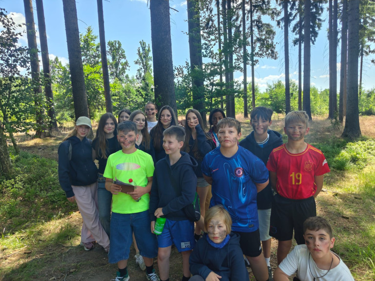 Jugendliche bei einem Ausflug im Wald am 09.07.2026 Gruppe von Jugendlichen bei einem Ausflug im Wald, Sommer 2026