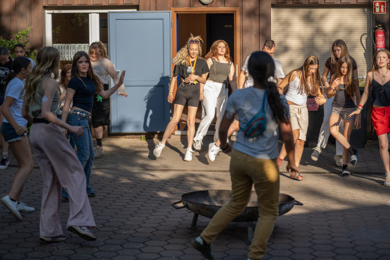 Jugendliche genießen Sommerfreizeit im FFZ Seifhennersdorf Jugendliche bei Freizeitaktivitäten im Sommer im FFZ Seifhennersdorf