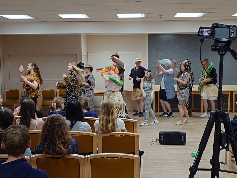 Theateraufführung mit verkleideten Darstellern in Tierkostümen und bunten Outfits am 09.07.2026 Gruppe von Menschen in Tierkostümen und bunten Outfits bei einer Theateraufführung auf einer Bühne, Zuschauer im Vordergrund