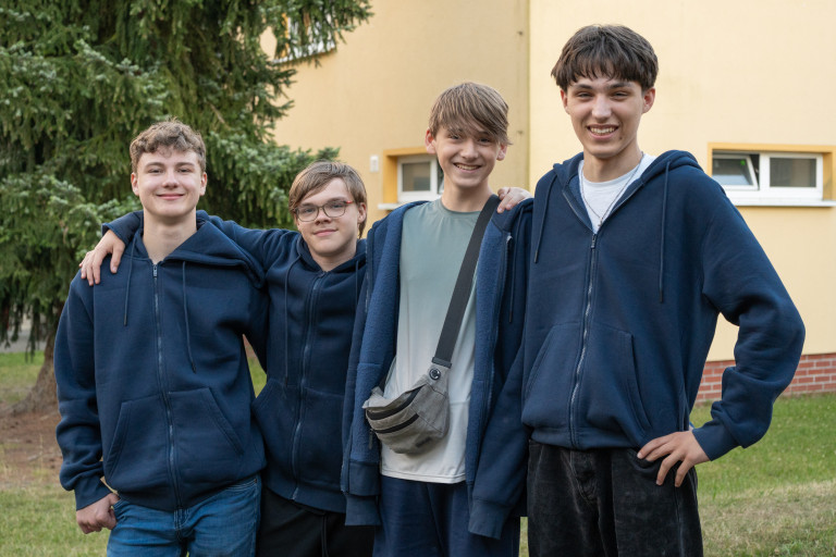 Gruppenfoto von Jugendlichen beim FFZ26 in Seifhennersdorf Vier Jugendliche beim FFZ26 in Seifhennersdorf, Gruppenfoto vor gelbem Gebäude