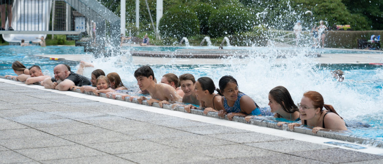 Jugendliche genießen Wasserspaß im Freibad Seifhennersdorf Jugendliche im Freibad Seifhennersdorf beim Wasserspaß am Beckenrand
