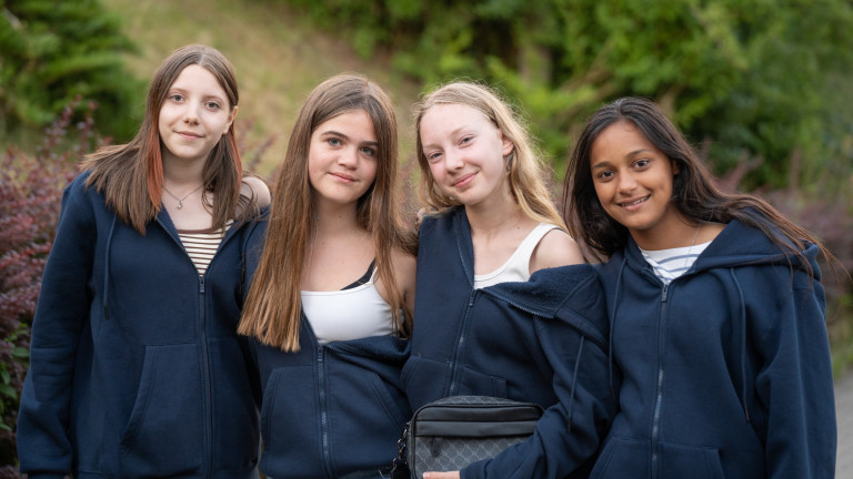 Gruppenfoto von Mädchen im Ferienlager Seifhennersdorf 2021 mit blauen Hoodies Vier Mädchen beim Ferienlager in Seifhennersdorf, Gruppenfoto mit blauen Hoodies, Sommer 2021