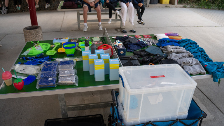 Preise und Gegenstände beim FFZ26 in Seifhennersdorf – Veranstaltung oder Tombola Verschiedene Gegenstände und Preise auf einem Tisch beim FFZ26 in Seifhennersdorf, vermutlich bei einer Veranstaltung oder Tombola.