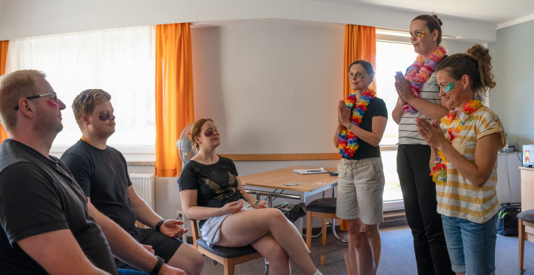 Gruppenentspannung und Meditation im Seminarraum in Seifhennersdorf – Teilnehmerinnen bei gemeinsamer Übung Gruppenentspannung und Meditation in Seifhennersdorf, Teilnehmerinnen im Seminarraum mit bunten Accessoires