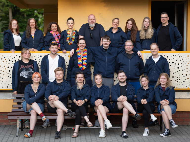 Gruppenbild FFZ26 Seifhennersdorf 2023 – Jugendliche und Betreuer beim Ferienfreizeitlager Gruppenfoto beim FFZ26 in Seifhennersdorf, Jugendliche und Betreuer vor einem Gebäude, Sommer 2023
