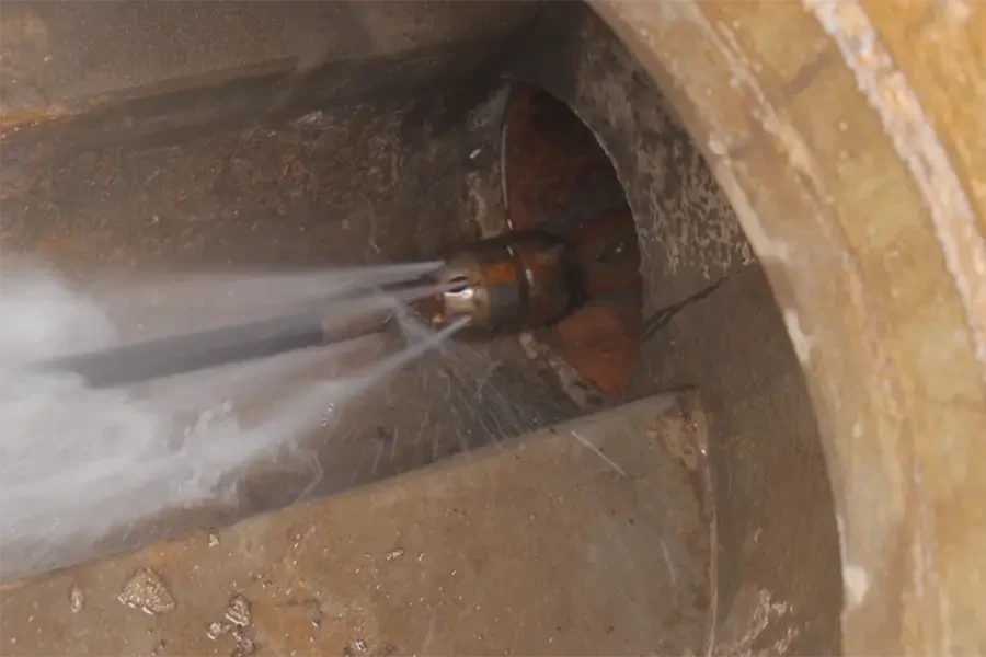 Hochdruckreinigung einer Rohrleitung mit spezieller Düse