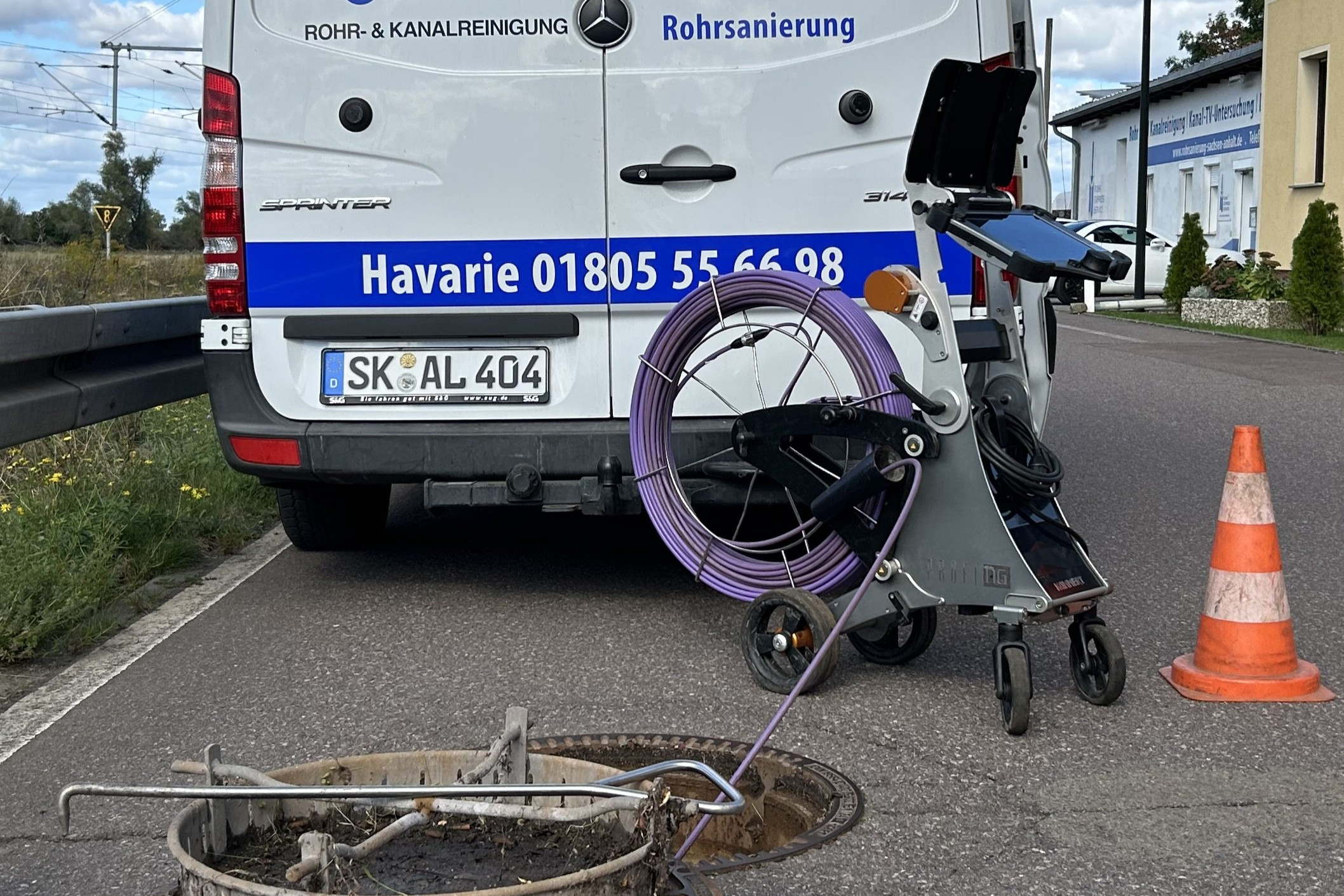 Rohr- und Kanalreinigung mit TV-Inspektion vor einem Mercedes Sprinter, Havarie Notdienst, SK AL 404 Kennzeichen