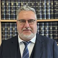 Matthias Frank vor Bücherregal im Büro