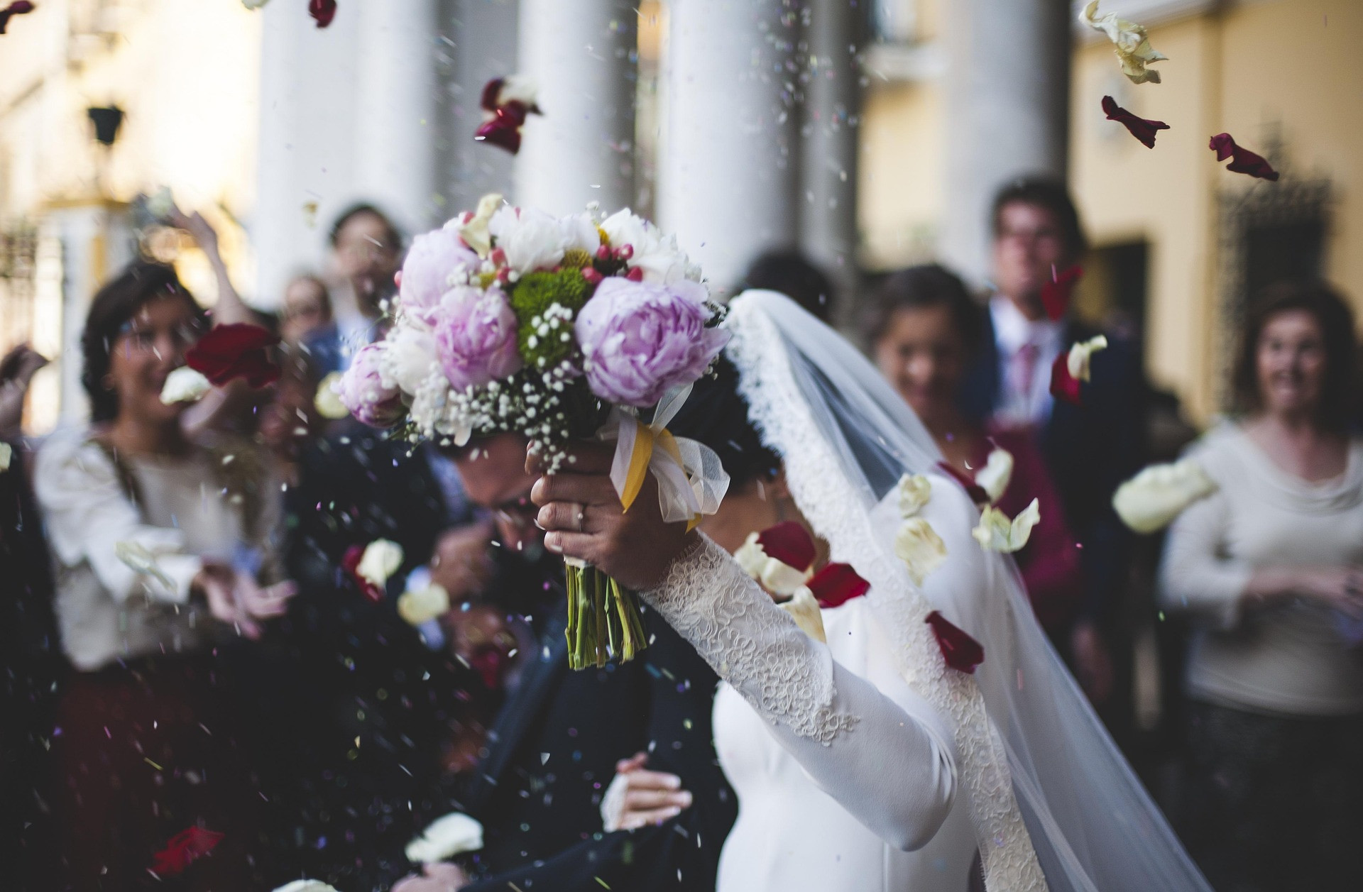 Braut mit Blumenstrauß bei einer Hochzeit