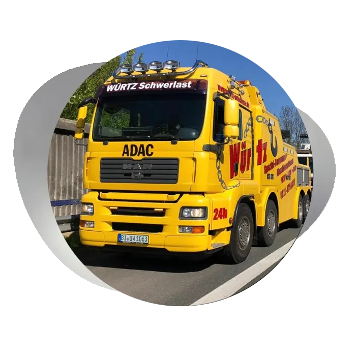 Abschleppwagen von WÜRTZ Schwerlast und ADAC auf einer Straße im Einsatz