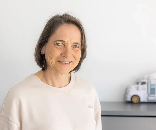 Porträtfoto von Birgit Wurtz vor weißem Hintergrund