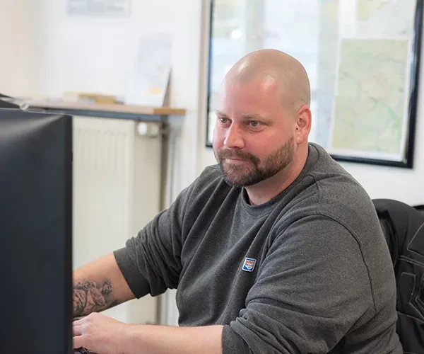 Mitarbeiter Kerkhoff arbeitet am Computer im Büro