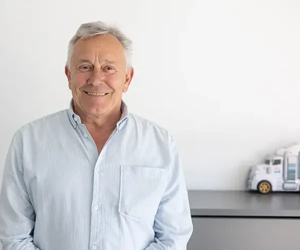 Portrait von Uwe Wurtz vor weißem Hintergrund