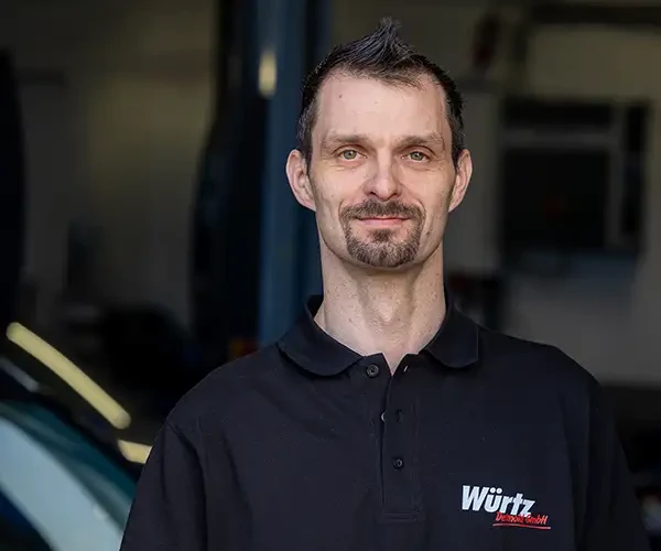 Alexander Debus von Würtz GmbH in der Werkstatt