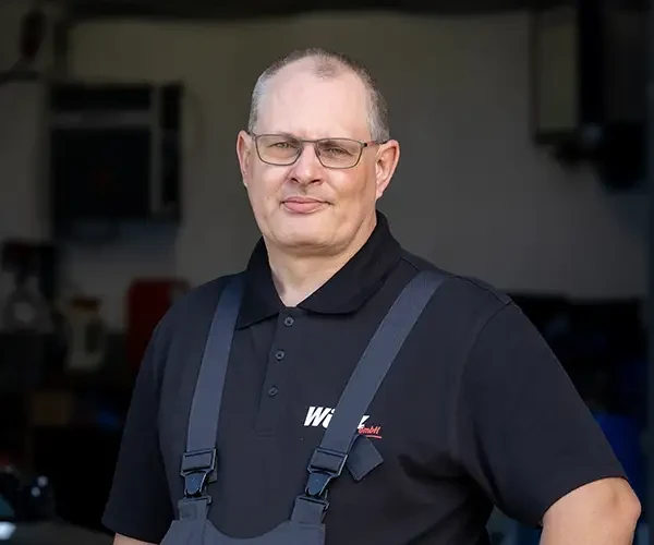 Daniel Moeller im Arbeitsoutfit, Portraitaufnahme