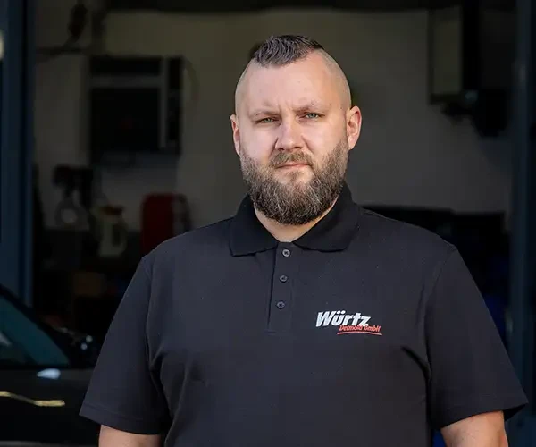 Leon Schaefer von Würtz Autoservice GmbH in schwarzem Poloshirt