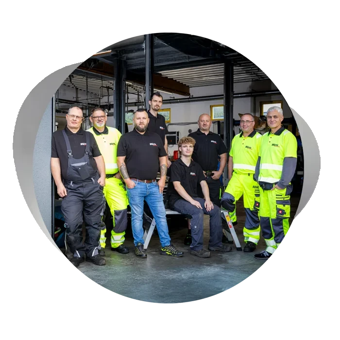 Teamfoto der Würtz Ansprechpartner in Arbeitskleidung in einer Werkstatt