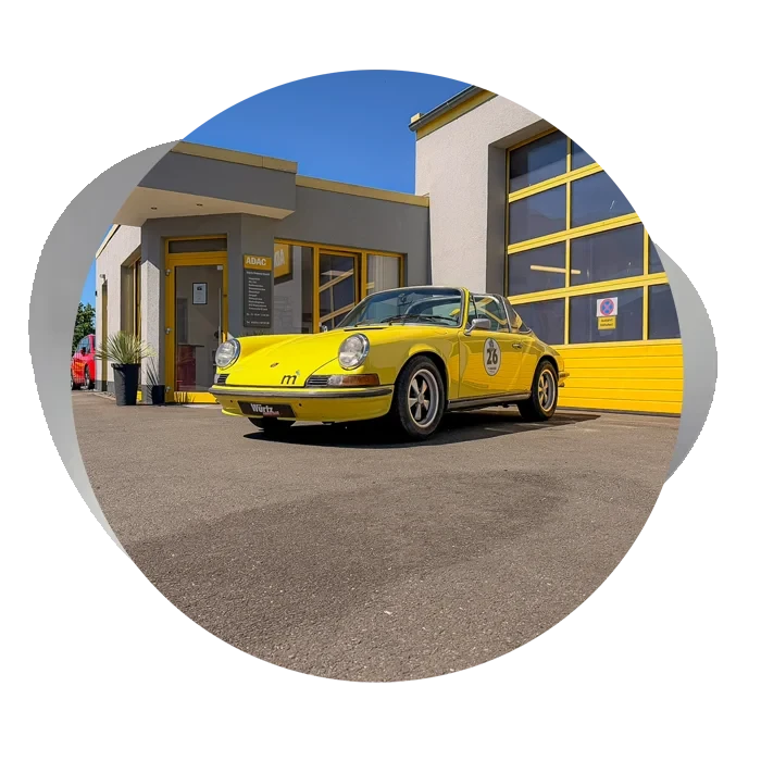 Gelber Oldtimer vor dem Firmengebäude von Würtz Rund Firmeng
