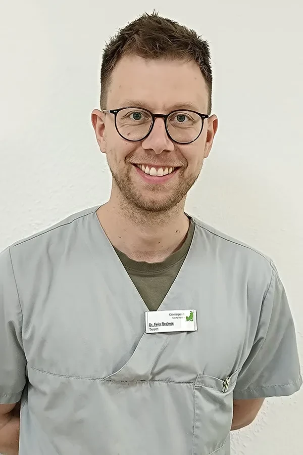 Dr. Reckers Tierarzt in Praxisbekleidung