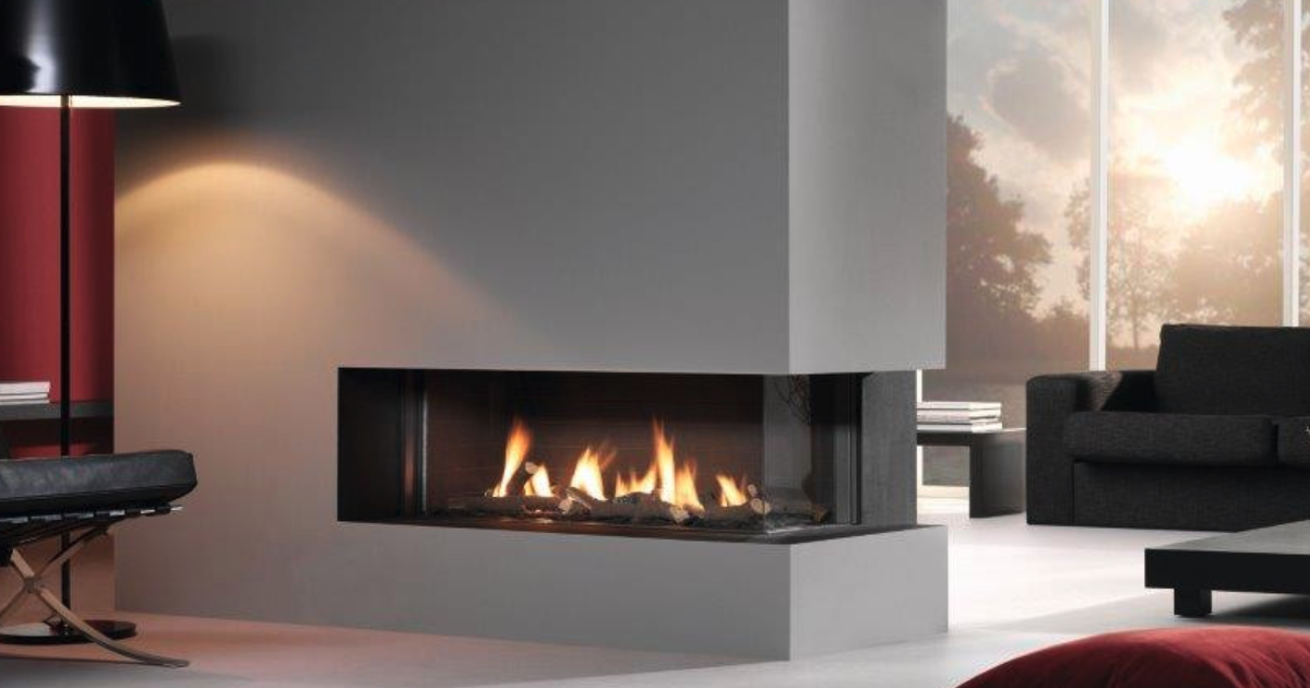 Moderner Kamin mit Flammen in minimalistischem Wohnzimmer, Bildschirmfoto vom 20.08.2026 um 15:16:32