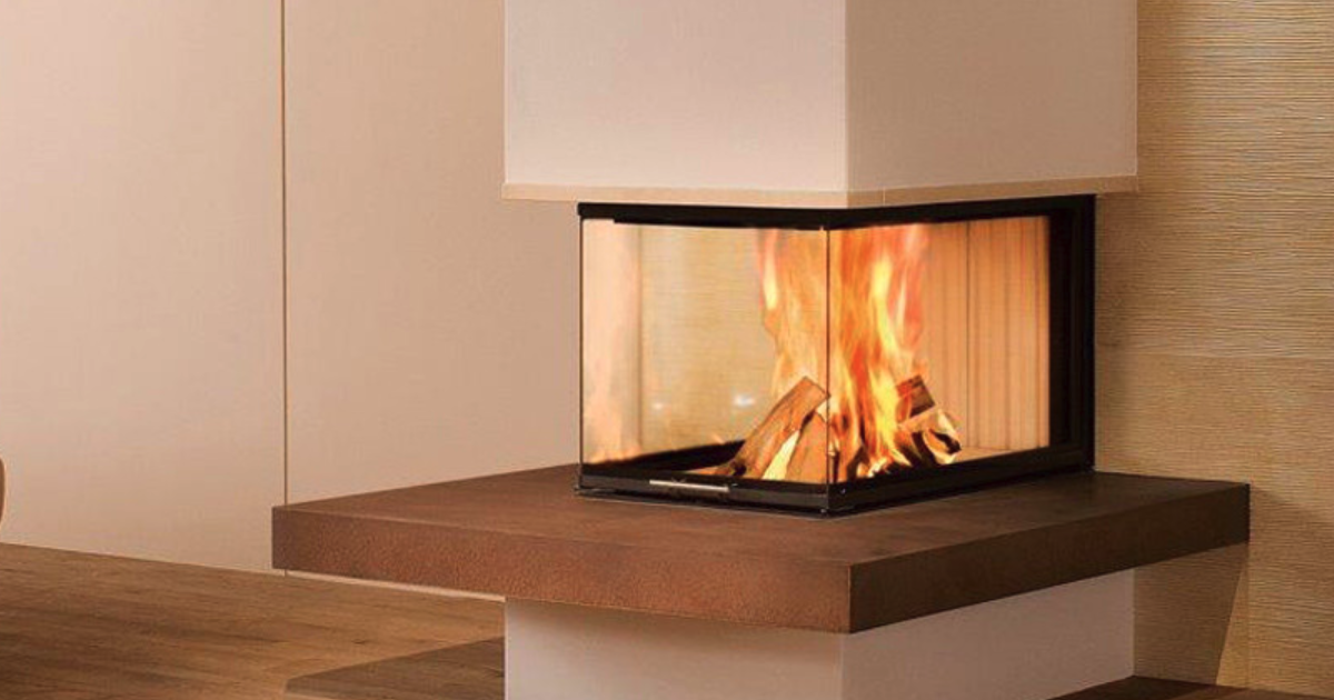 Moderner Kamin mit Glasfront und brennendem Feuer, aufgenommen am 20.08.2026 um 15:15 Uhr