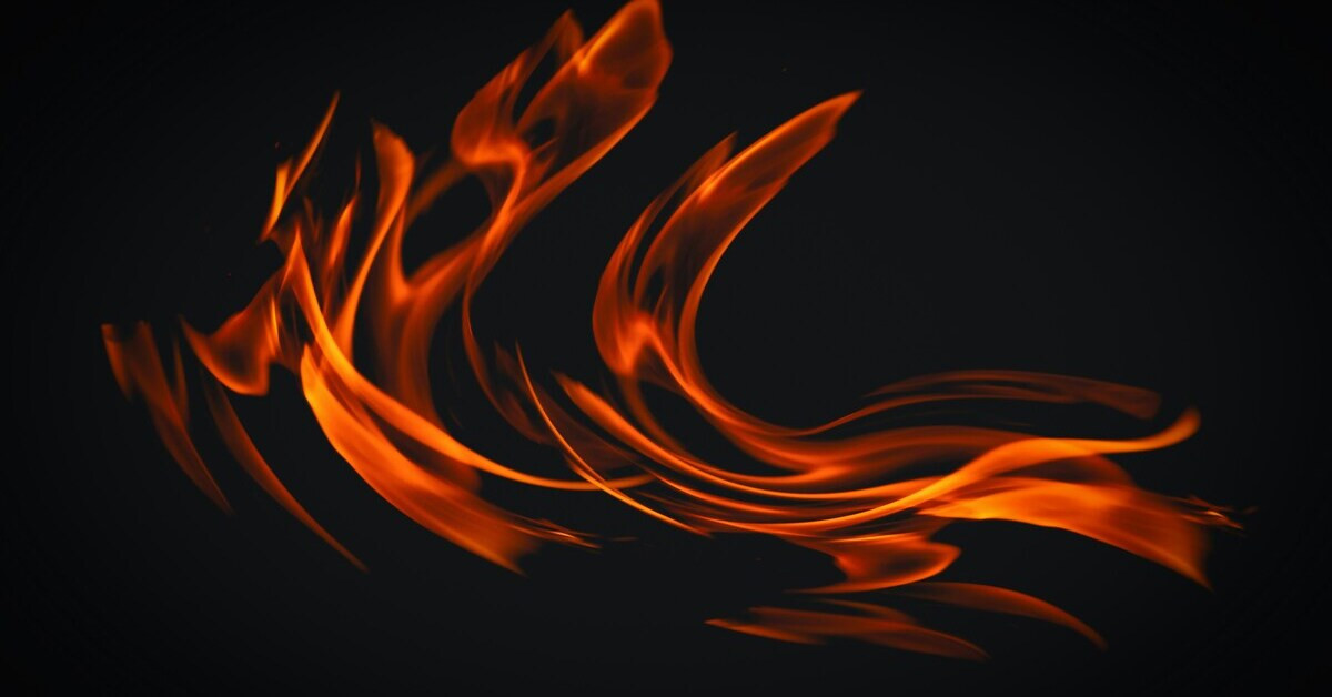 Verpuffung mit Flammen auf schwarzem Hintergrund