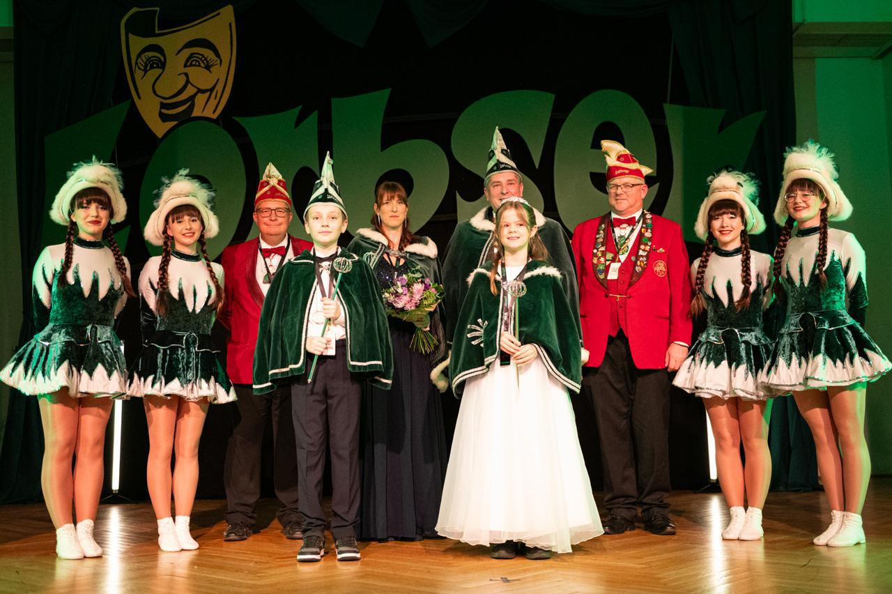 Großes Prinzenpaar beim Karnevalsumzug mit Hofstaat und Funkenmariechen