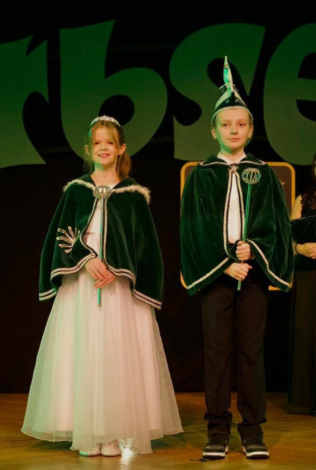 Kinder als Prinzenpaar in festlichen Kostümen auf einer Bühne