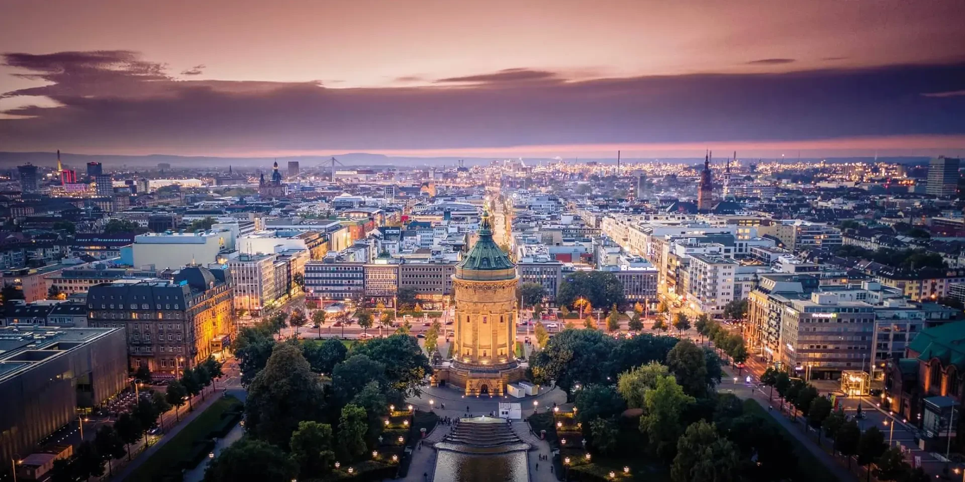 Abendliche Panoramaaufnahme des Wasserturms Mannheim im Stadtzentrum