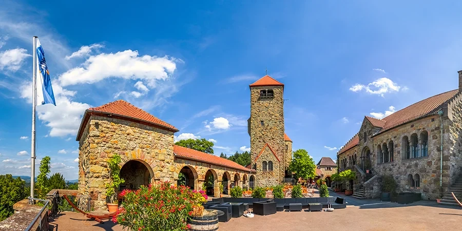 Historisches Gebäude am Standort Weinheim bei sonnigem Wetter
