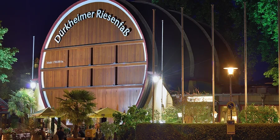 Das Dürkheimer Riesenfass am Standort Bad Dürkheim bei Nacht