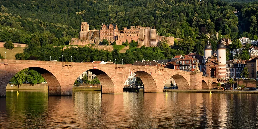 Heidelberg Standort – Blick auf das Heidelberger Schloss und die Alte Brücke