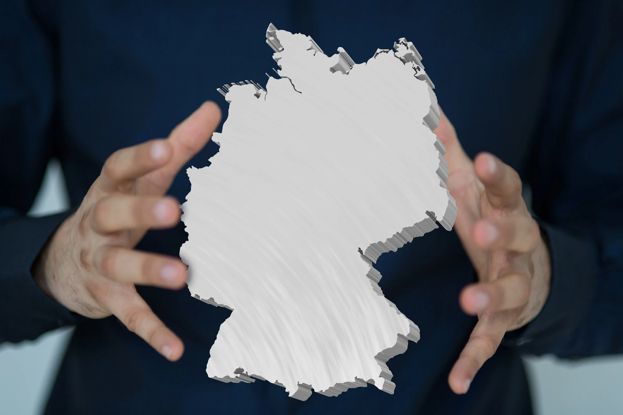Header Kontakt – Hände halten stilisierte Deutschlandkarte