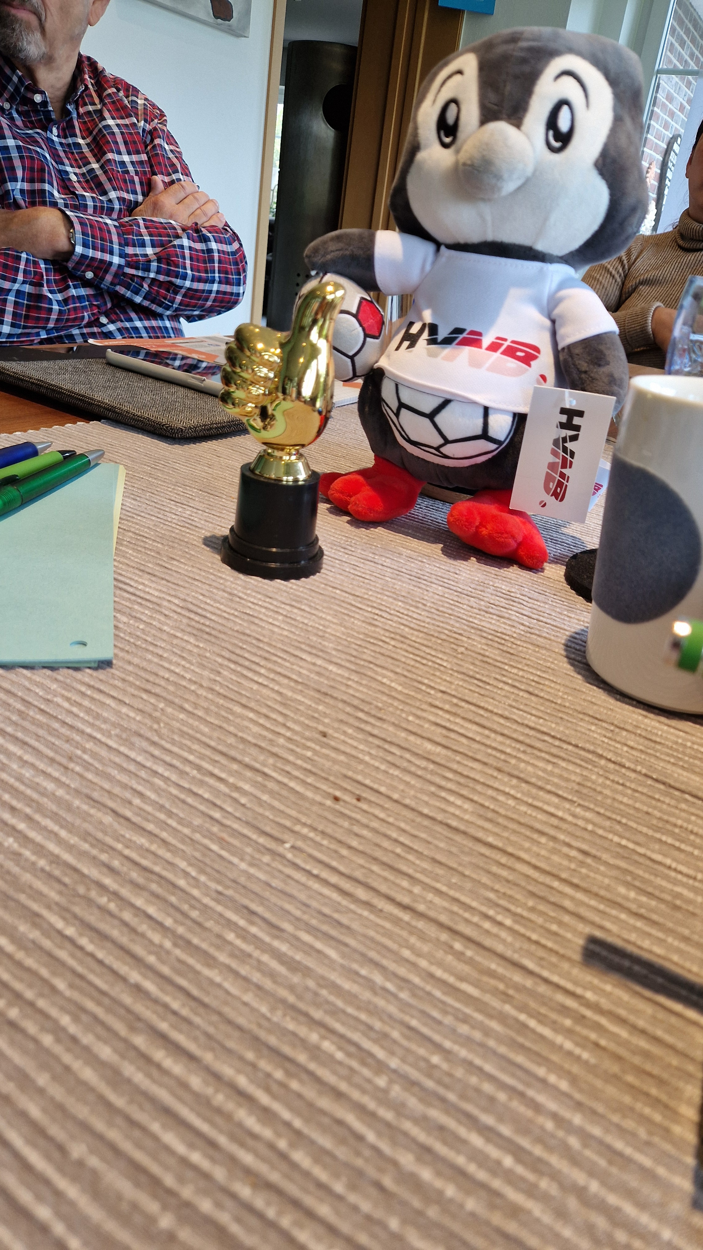 HVNIB Vorstand Klausurtagung – Maskottchen, Trophäe und Besprechungsunterlagen HVNIB Vorstand bei der Klausurtagung mit Maskottchen, Trophäe und Arbeitsmaterialien
