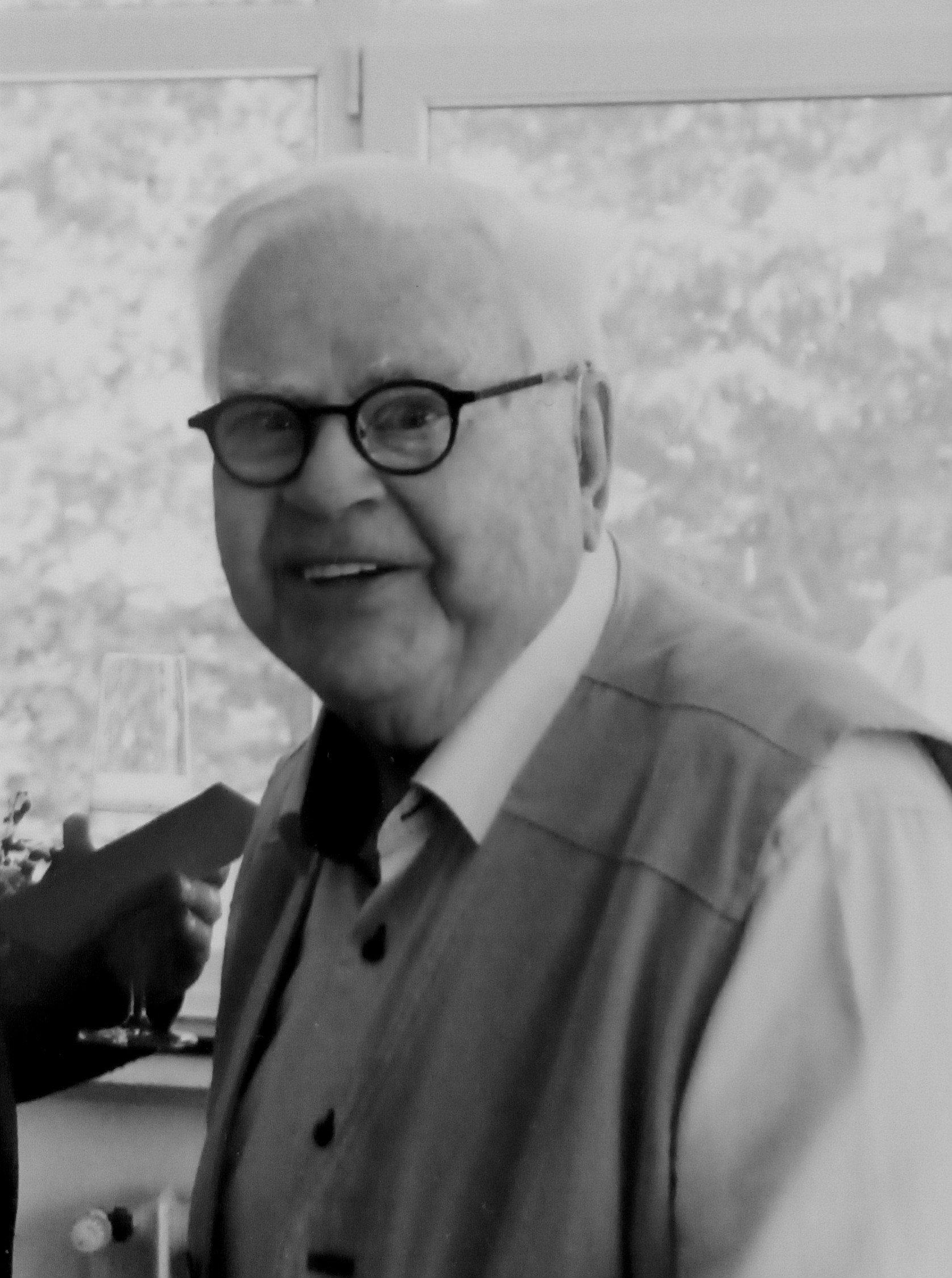 Heinz Thies auf einer Veranstaltung – Porträtfoto in schwarz-weiß Heinz Thies bei einer Veranstaltung, schwarz-weiß Fotografie