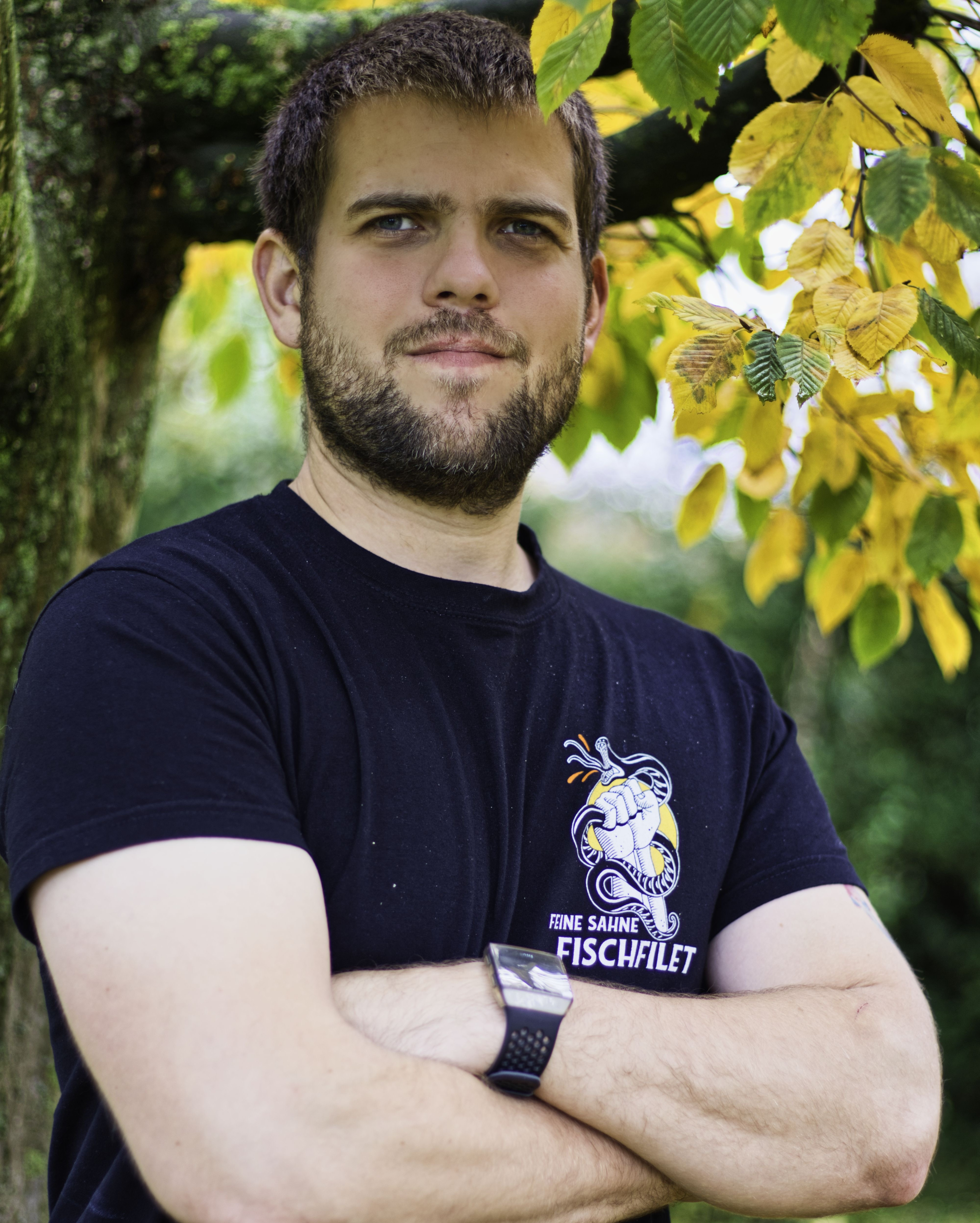 Dirk Oefele mit Feine Sahne Fischfilet T-Shirt vor herbstlichem Baum