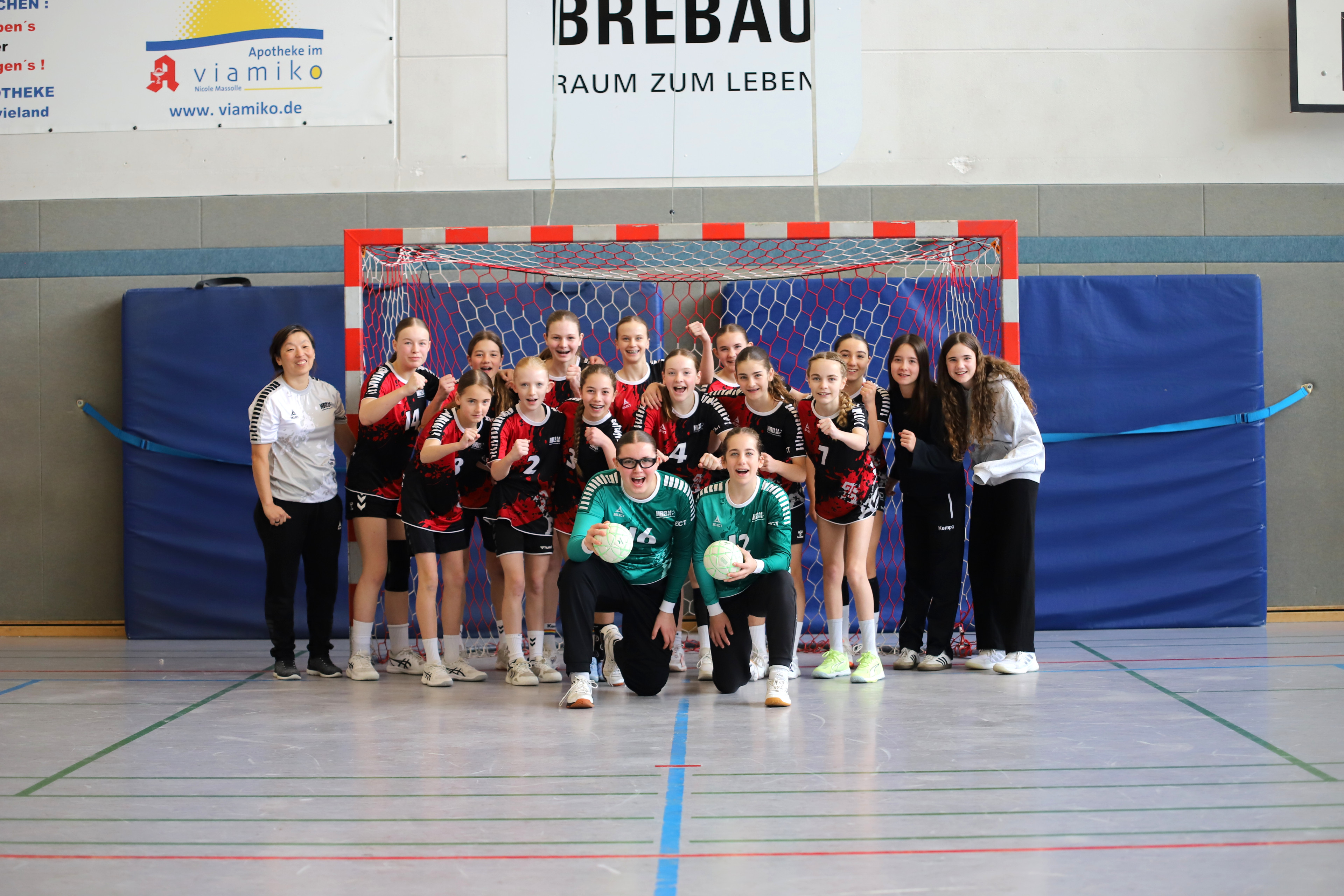 Gruppenfoto der HVNB Sichtung W13-17 Handballmannschaft am 28.03.2026 in der Sporthalle
