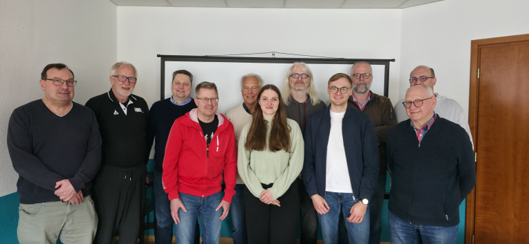Gruppenbild am 21.03.2026 vor einer Leinwand Gruppenfoto von mehreren Personen vor einer Leinwand, aufgenommen am 21.03.2026