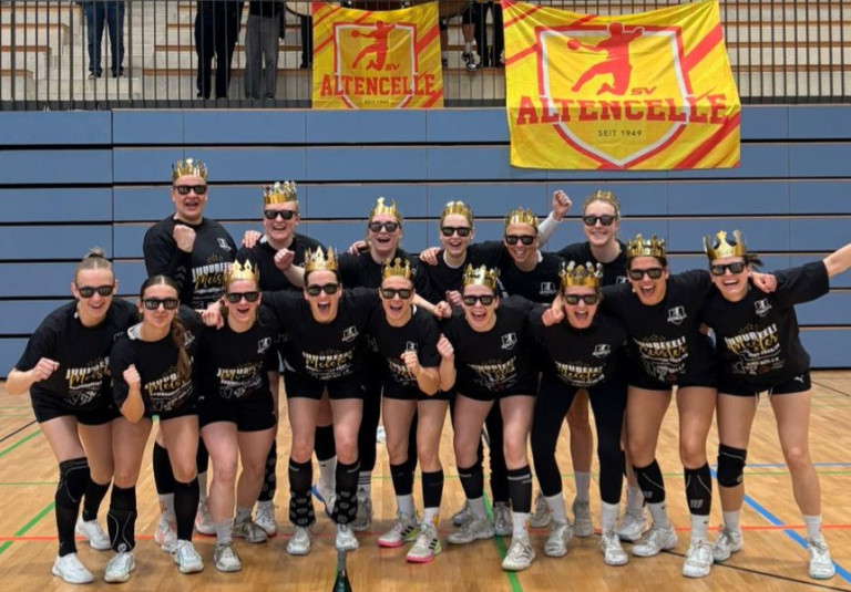 SV Altencelle Handballteam feiert mit goldenen Kronen in der Sporthalle