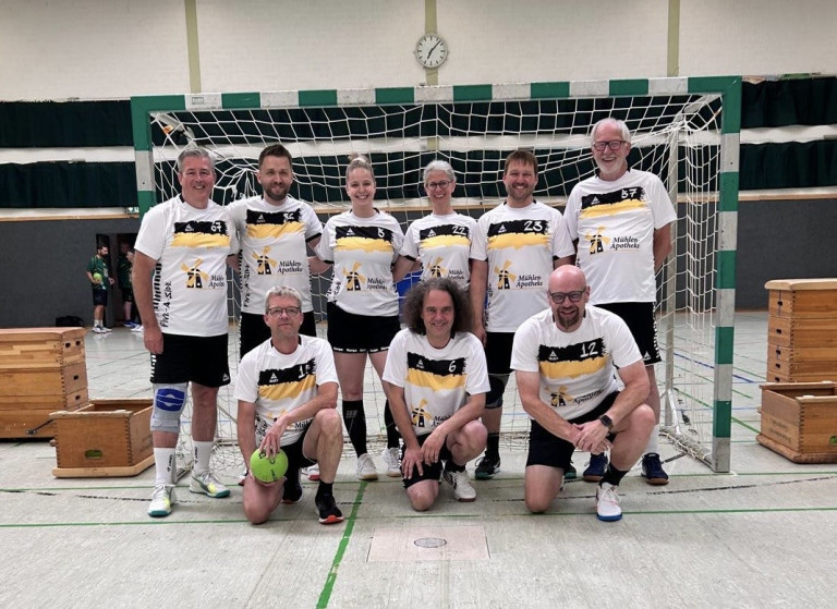 5aside Handballmannschaft in der Sporthalle vor dem Tor