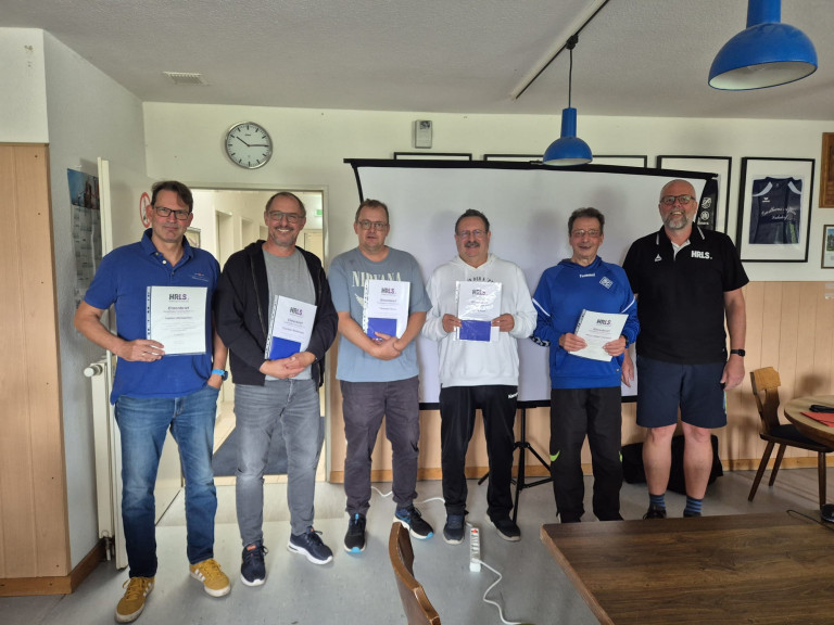 Gruppenfoto von sechs Männern bei einer Ehrung mit HRLS-Urkunden am 28.08.2026