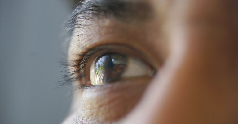 Nahaufnahme eines Auges – Detailansicht der Iris und Wimpern Nahaufnahme eines menschlichen Auges mit Fokus auf die Iris und Wimpern