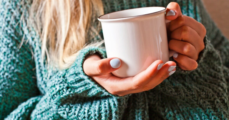 Warme Tasse in Händen – Gemütlicher Moment mit Strickpullover Warme Tasse in Händen mit Strickpullover – Gemütlichkeit und Entspannung