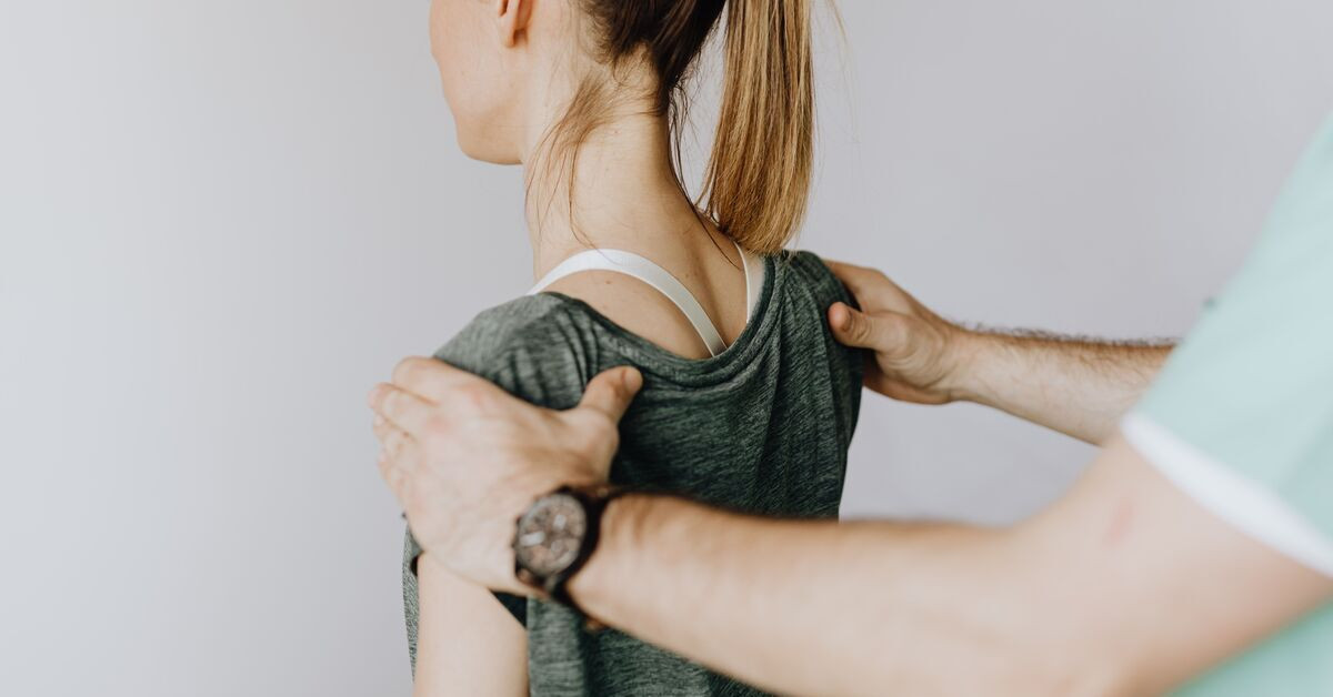Massage an Schultern und Nacken einer Frau zur Entspannung