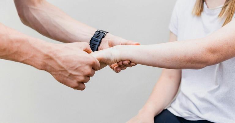 Hand Behandlung durch Physiotherapeut – Nahaufnahme einer therapeutischen Handbehandlung