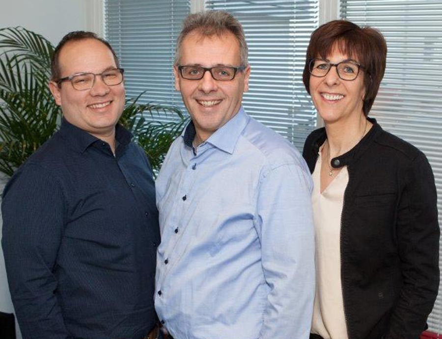 Gruppenfoto von drei Personen in einem Büro in Lichtenberg, zugeschnitten