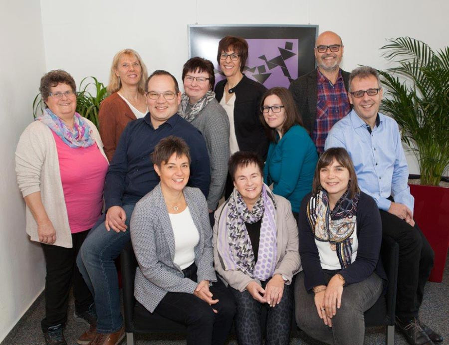Teamfoto einer Gruppe von Mitarbeitern im Büro
